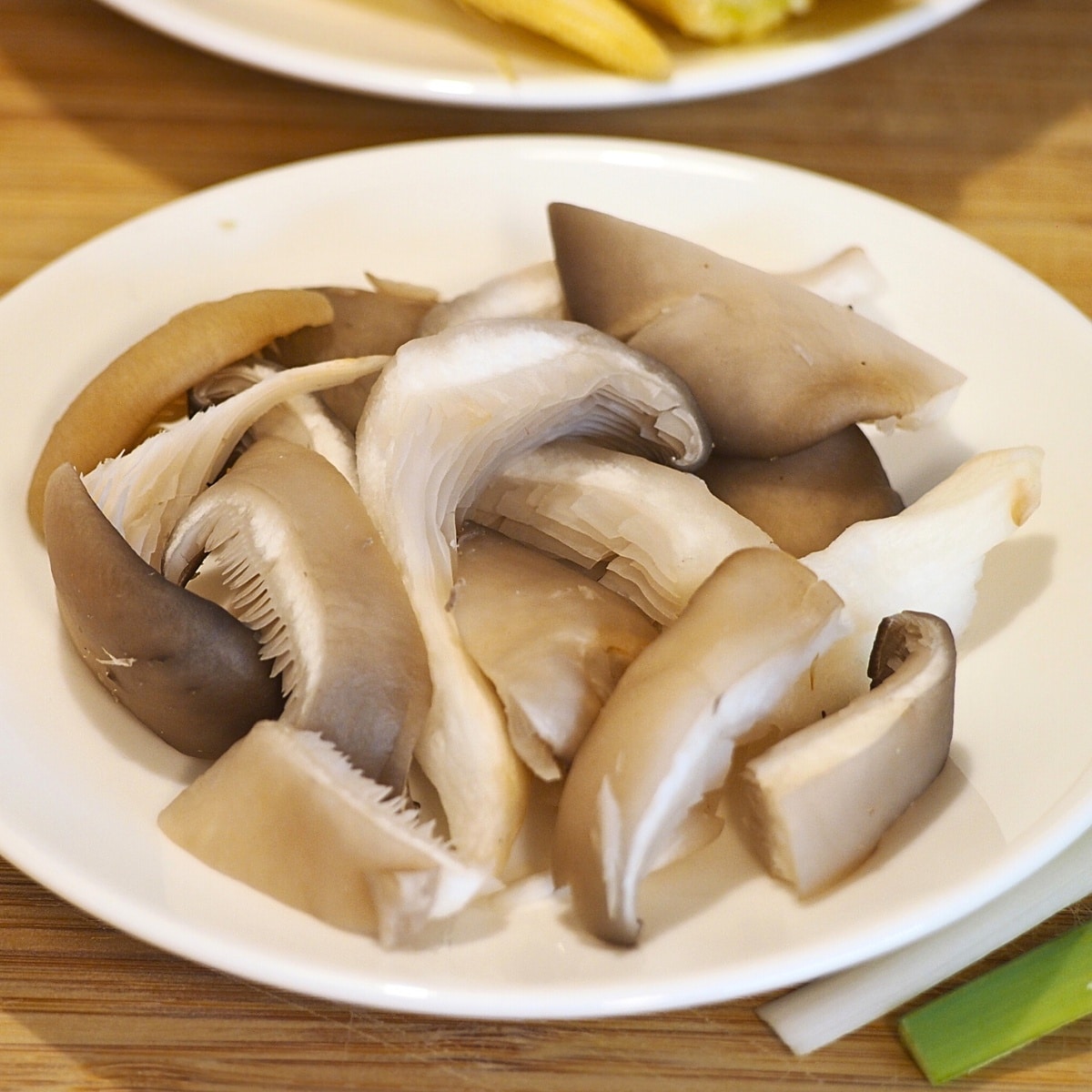 cutting and cooking oyster mushrooms